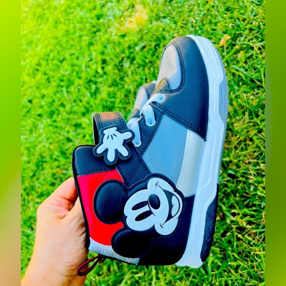 Disney rare Mickey Mouse High Top Sneaker Youth Sz 2 like new condition